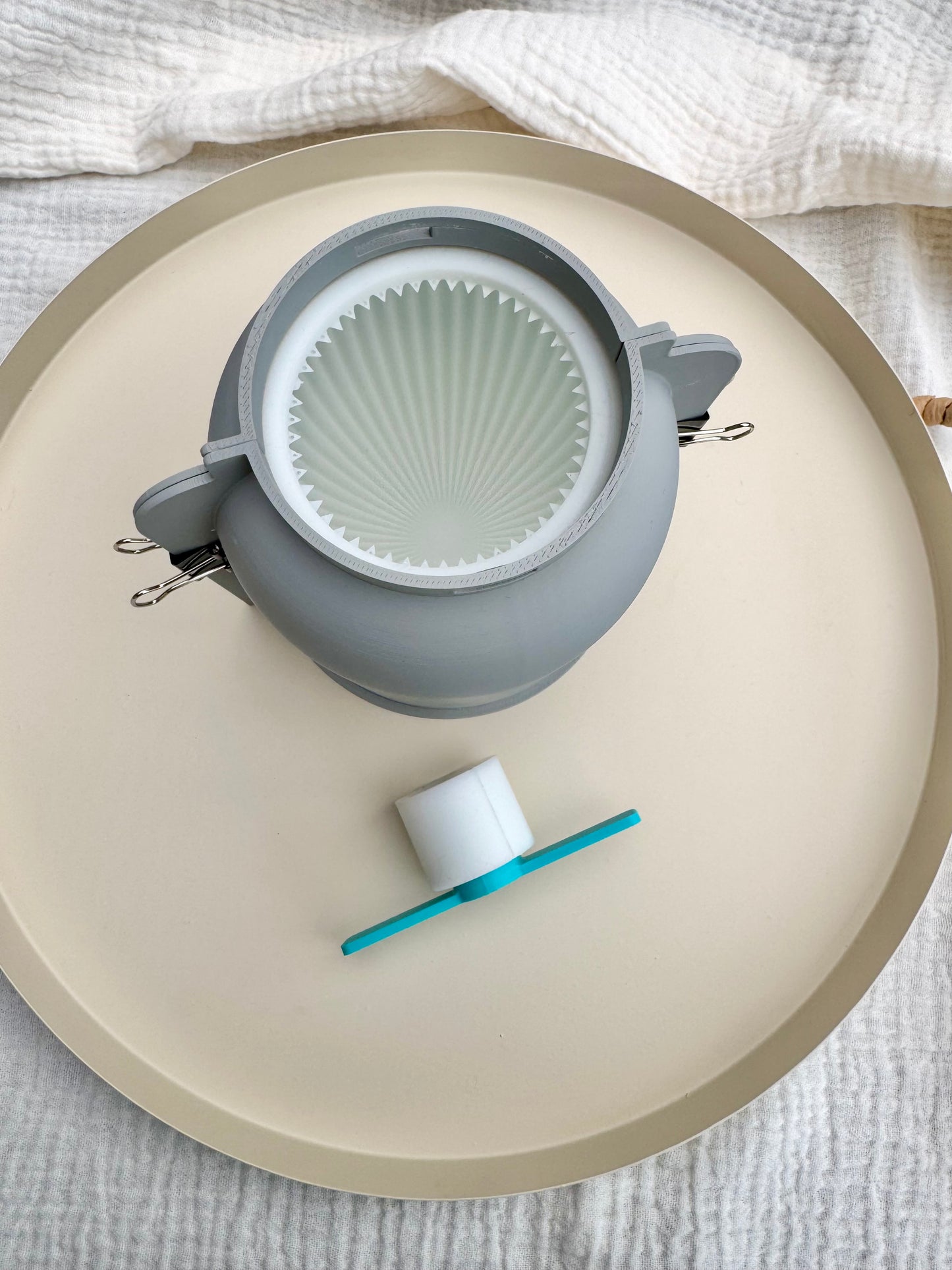 Silikonform Osterei Frido mit Füßen in 2 Größen - geriffelt oder glatt