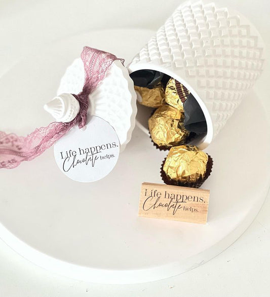 Stempel Life happens - Chocolate helps