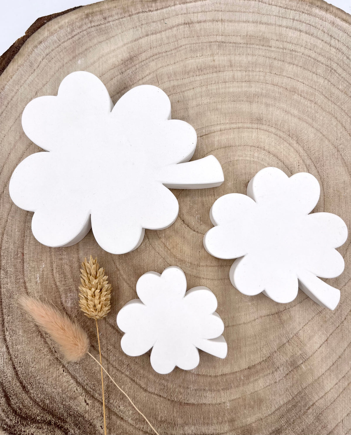 Horror-Shop 30 Kleeblatt Dekospiralen Mit Anhänger – St. Patricks Day Hängedeko Für Die Decke, Grün/weiß